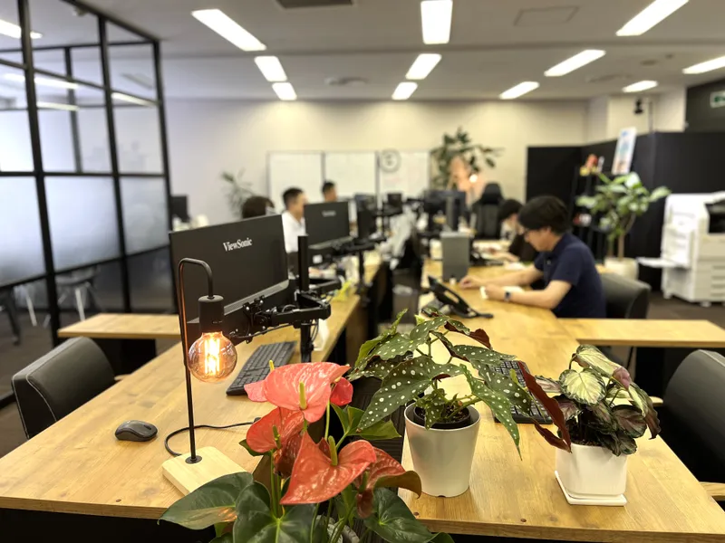 オフィスで仕事をしている風景