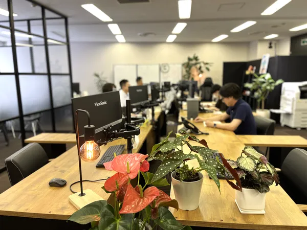 オフィスで仕事をしている風景