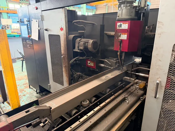 製作工場のあけ加工機