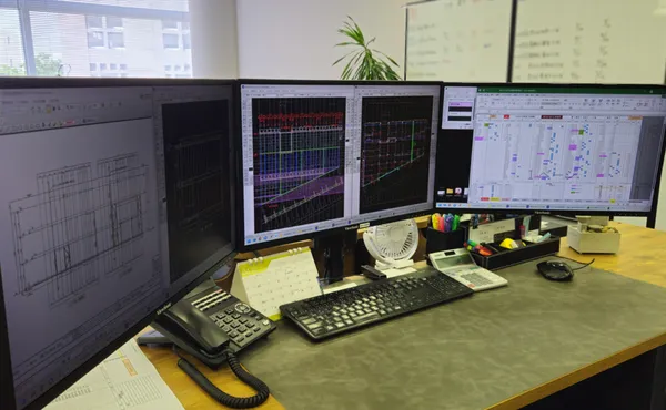 CADを用いて図面を作成している風景