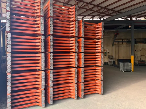 資材が積み重なっている風景