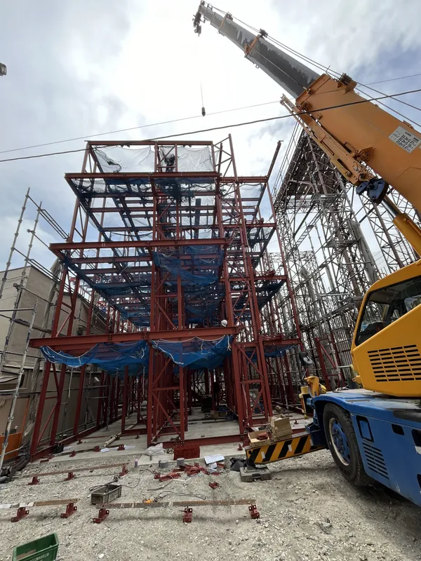 建設途中の建物の外観