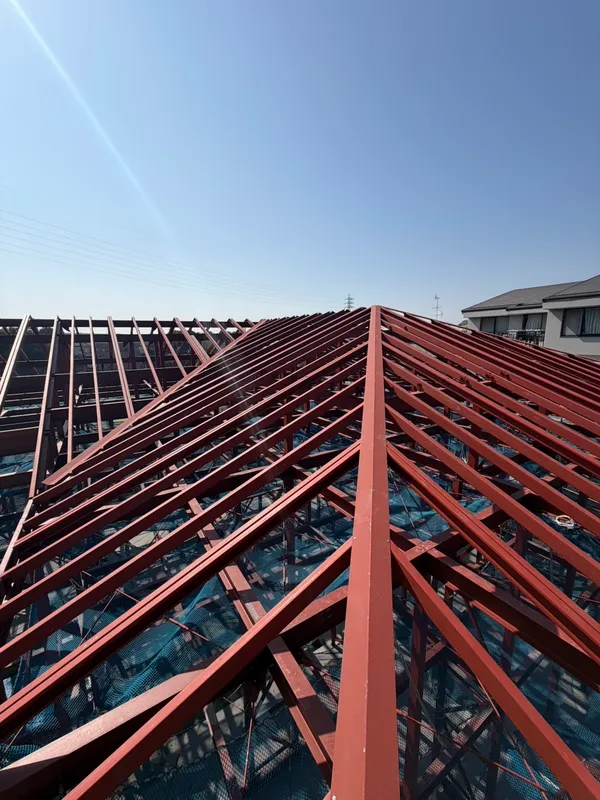 建設現場の屋根の鉄骨構造